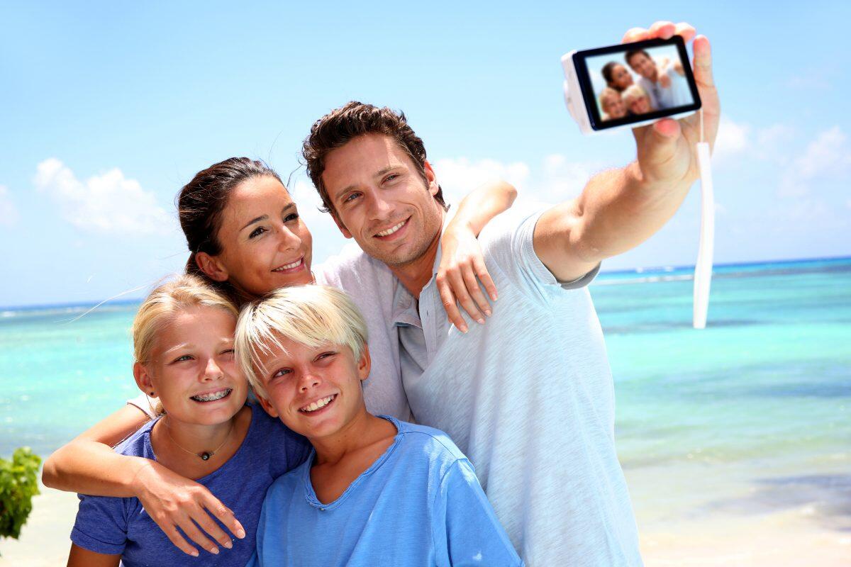 father-taking-family-pictures-178052063_5760x3840-1-1200x800.jpeg